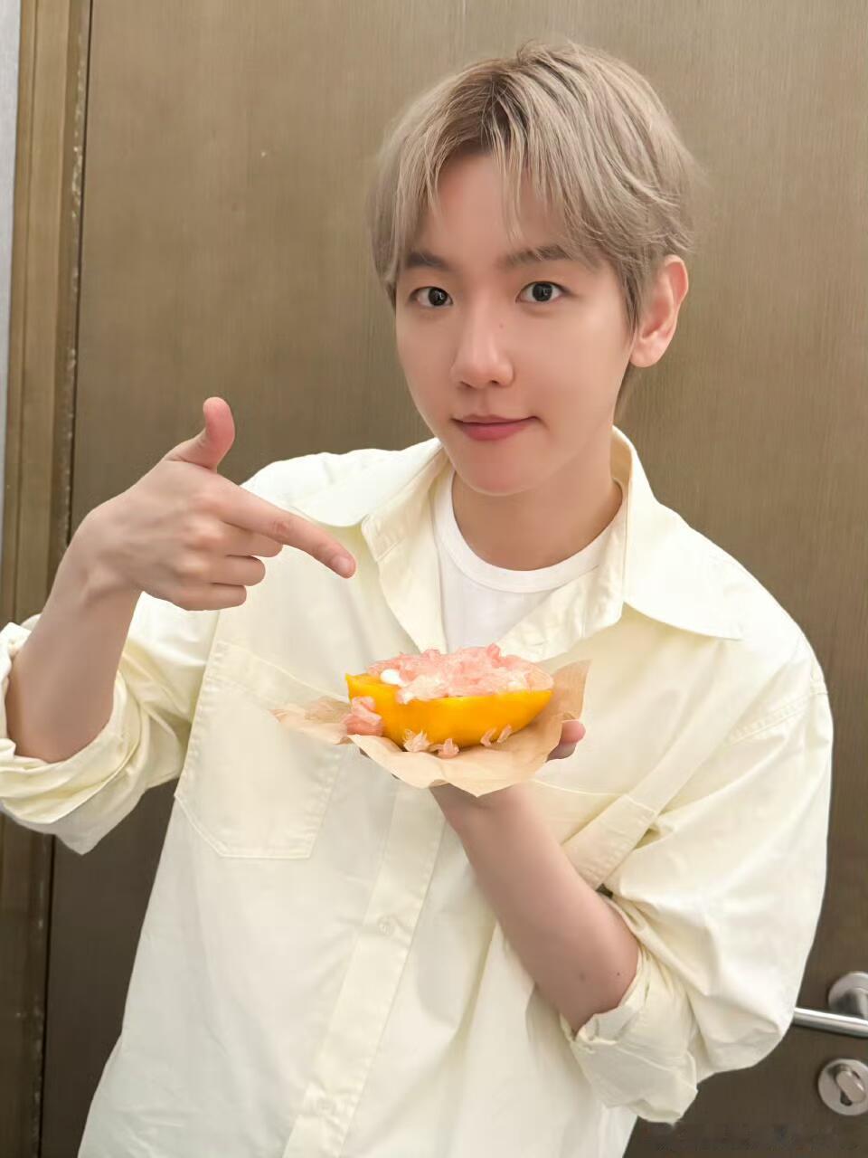 边伯贤也是吃上固体杨枝甘露了，哈哈哈哈前两天好多粉丝推荐给他吃。