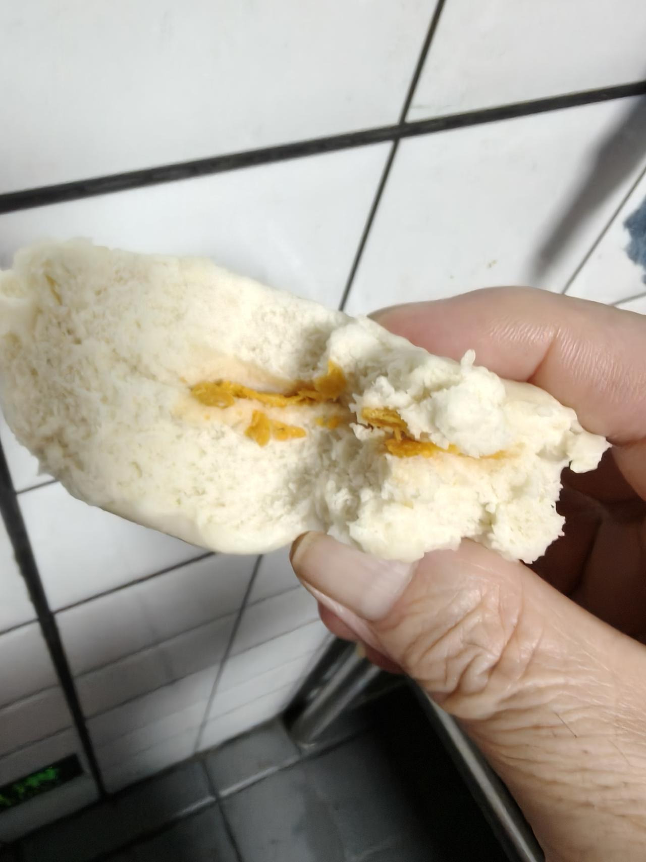 新吃发，发明一个吃馒头的新方法！
    早起时间紧，馒头夹薯片，吃起津津有味，