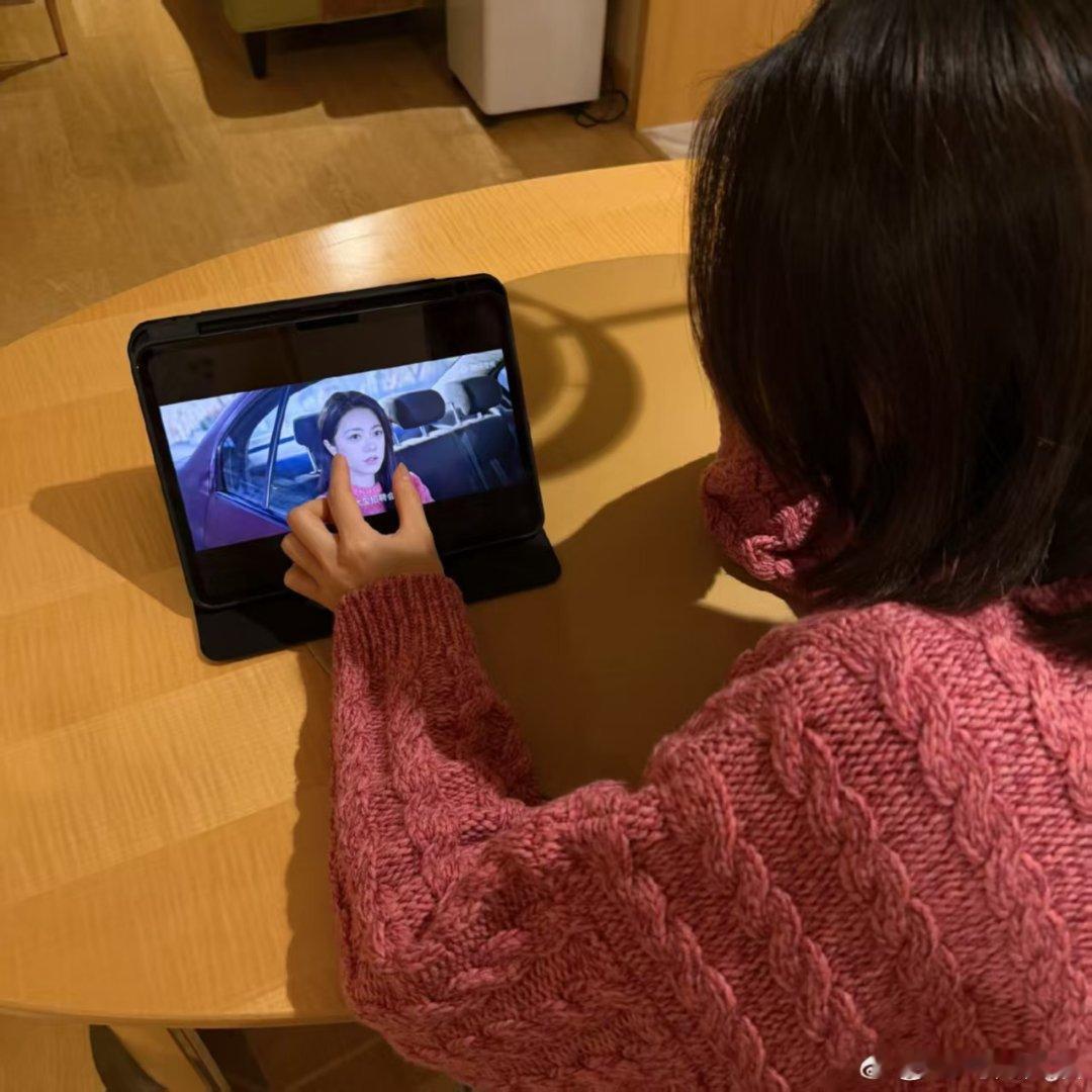 赵今麦穿着西瓜色毛衣追剧赵今麦也在追骄阳似我赵今麦也在追骄阳似我，看起来，