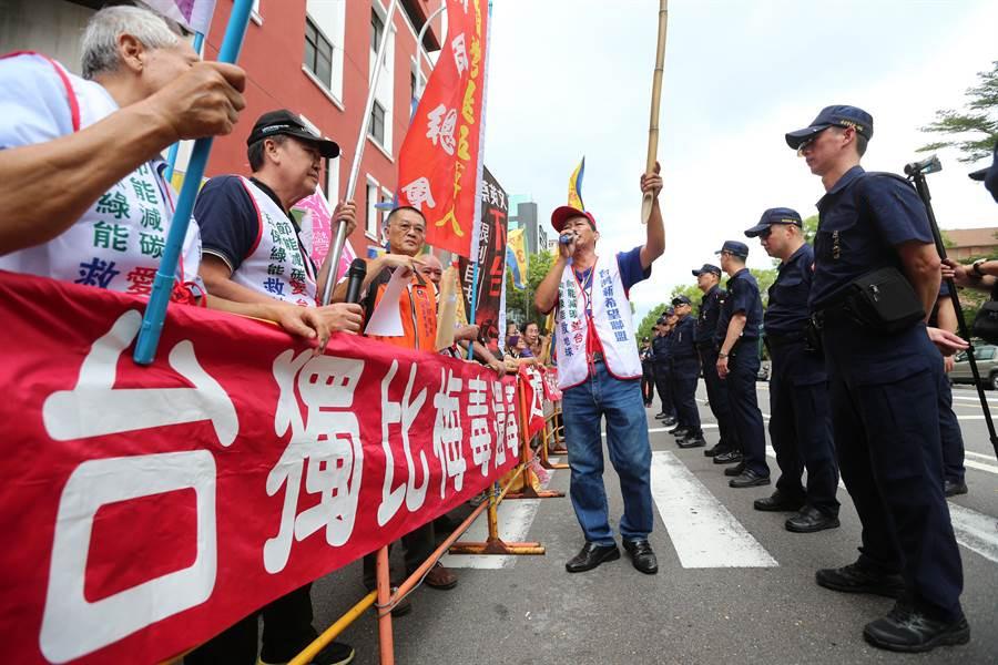 新加坡联合早报今日发文写道：“2024年台湾海峡汹涌波涛迎着赖清德。在大陆眼中，