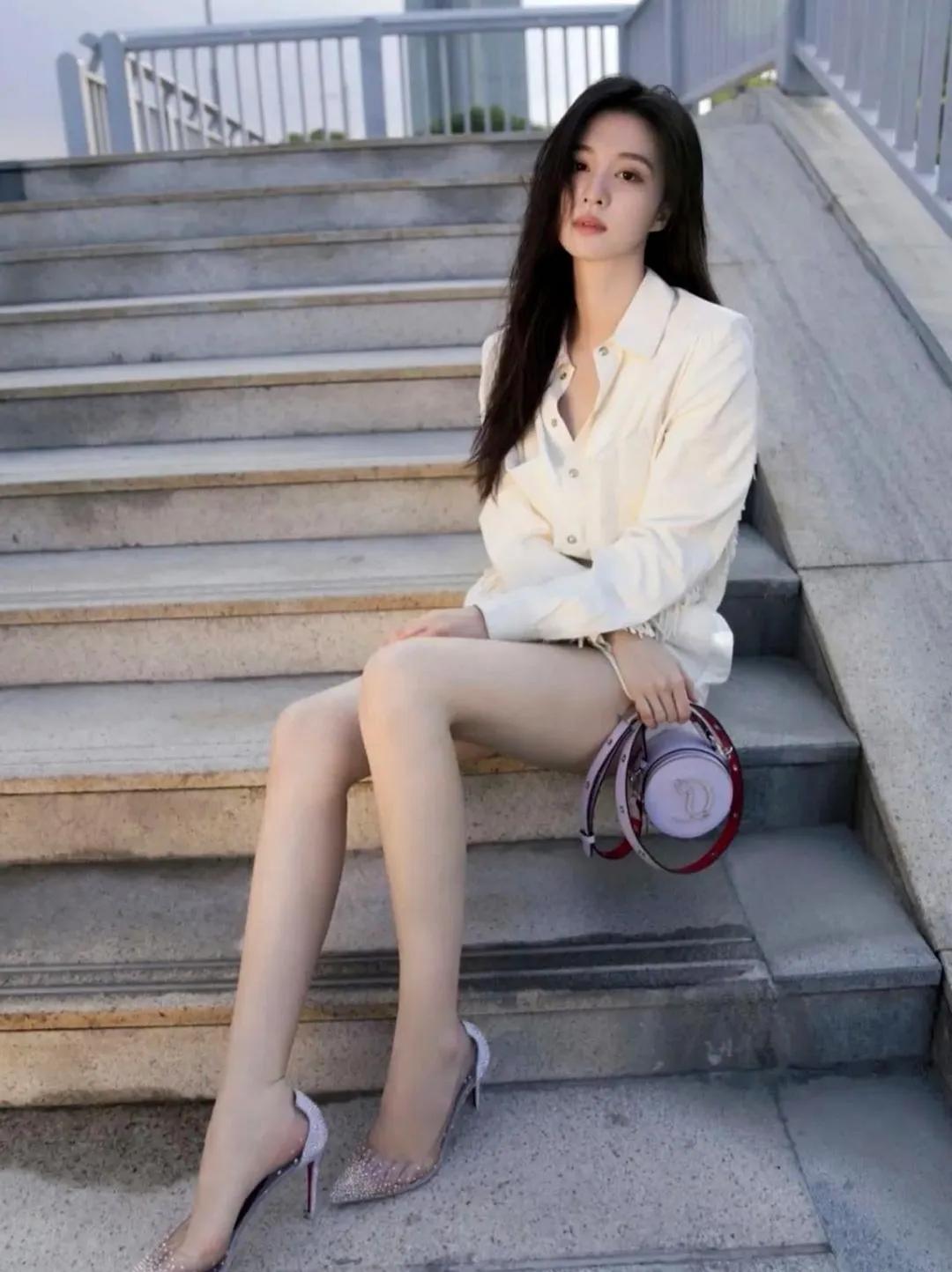 王楚然这组图，氛围感直接拉满！
 
王楚然穿奶白色衬衫裙配闪钻高跟鞋，大长腿衬得