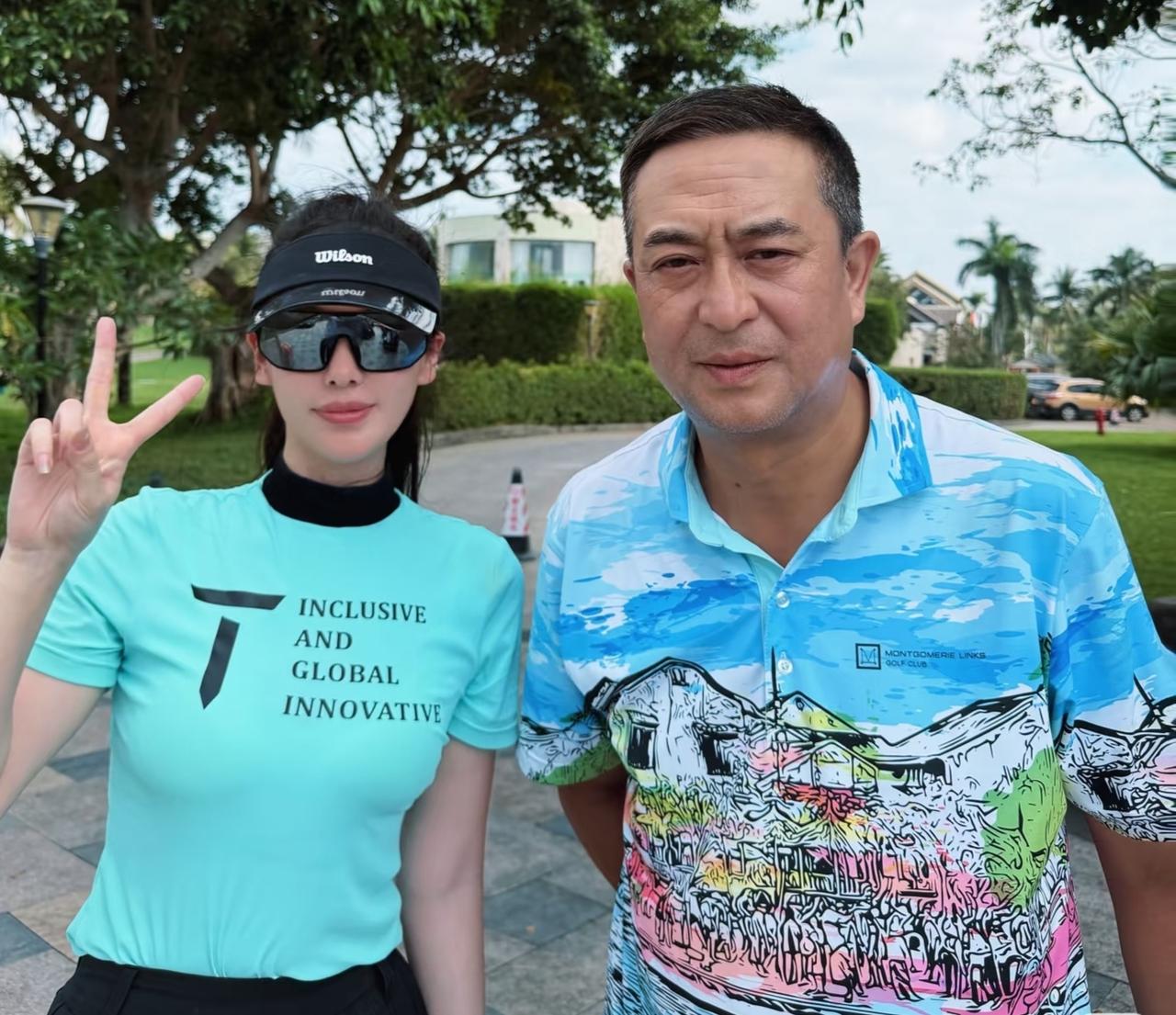 偶遇张嘉益这偶像著名影星大大方方合影，如沐春风，最惊喜的邂逅竟在此刻降临。

在