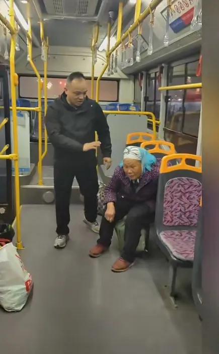 80岁残疾老人赶末班车，公交司机这波操作凭啥暖哭全网？
 
你敢信吗？深夜的末班
