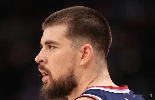 祖巴茨中距离都没有，跟哈登15挡拆之后只有顺下一个战术，太容易被针对

大洛的战