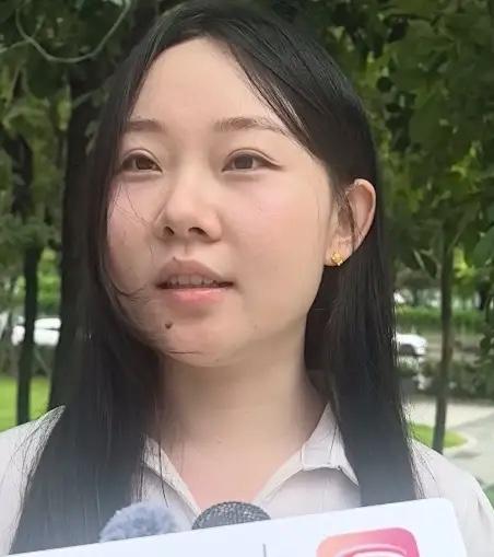 深圳，19岁外卖小哥在送餐途中不幸摔倒，连人带车狠狠摔到地上，浑身是伤起不来，恰