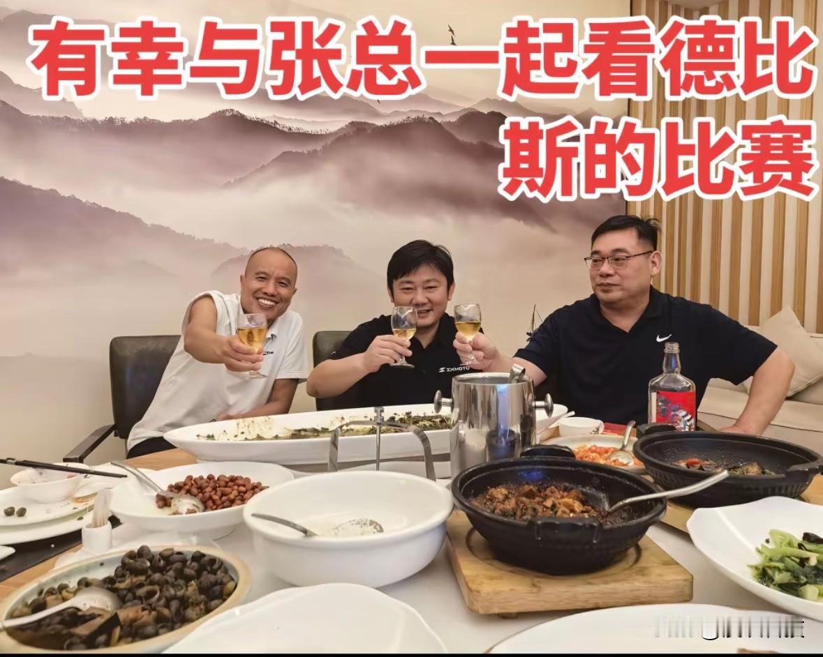 张雪和老师们聚餐，一起看WSBK德比斯比赛，网友：曾经谁用正眼看过张雪，现在和他