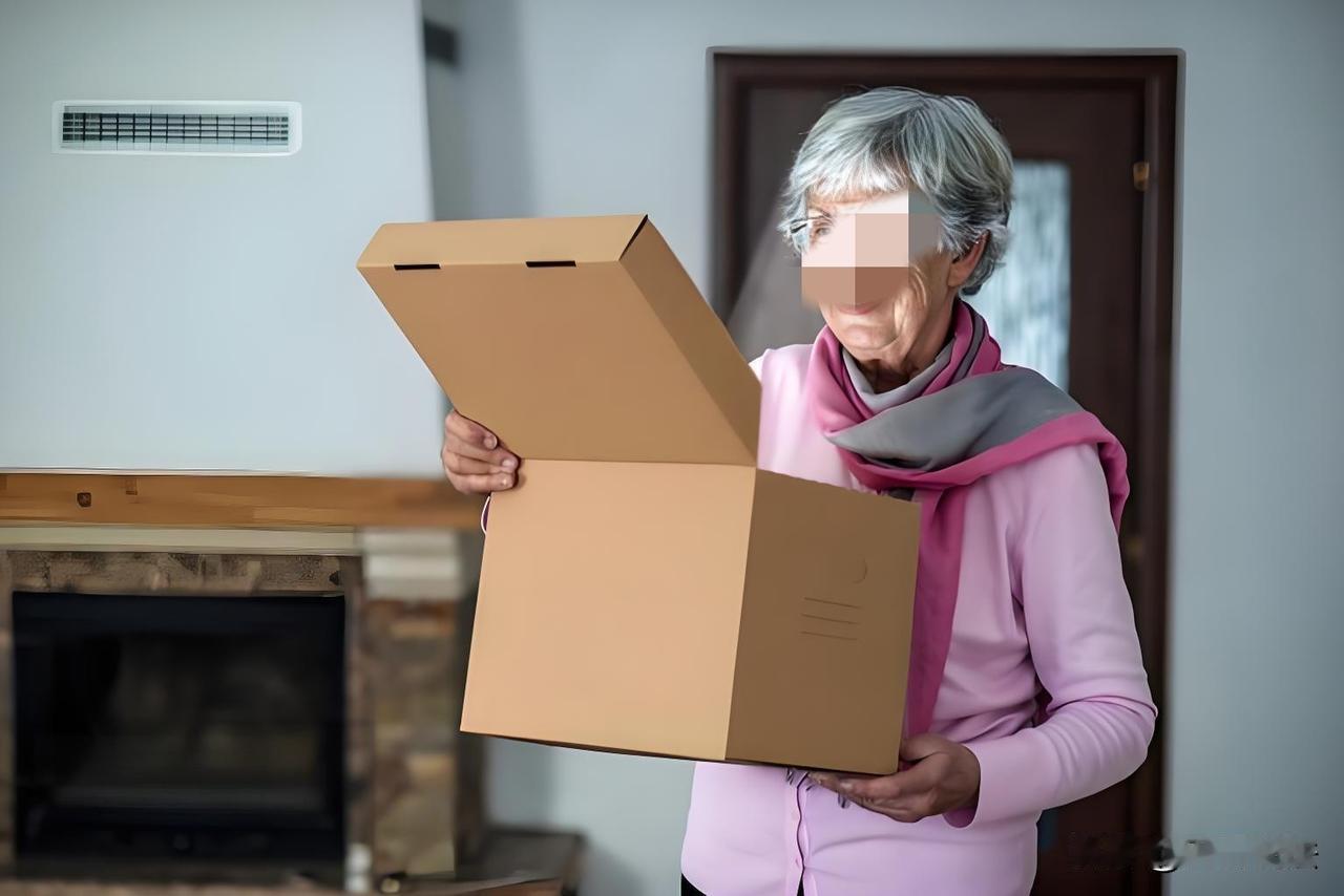 “一手好牌打的稀烂！”上海，一80岁老太太独自居住，一快递员经常帮她网购，老太太