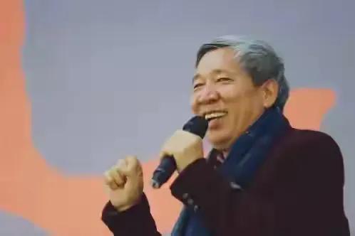 蒋方舟论文的火，烧到了导师阎连科身上，他被“暂停一年研究生招生资格”。
其实大家
