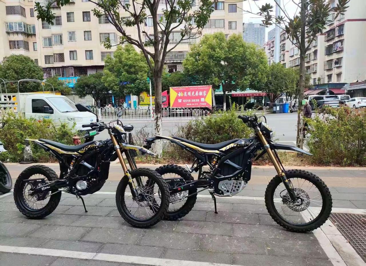 两台二手极蜂性能版和一台轻蜂2。极蜂性能版21千瓦，1200公里，2280020