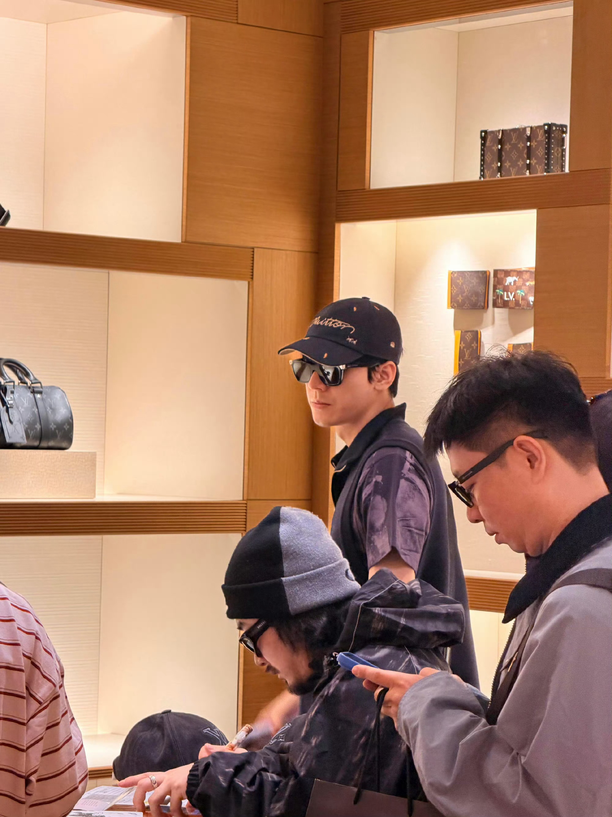 网友在奥克兰LV偶遇龚俊了，状态好好，这么远都看得出是大帅哥！ 