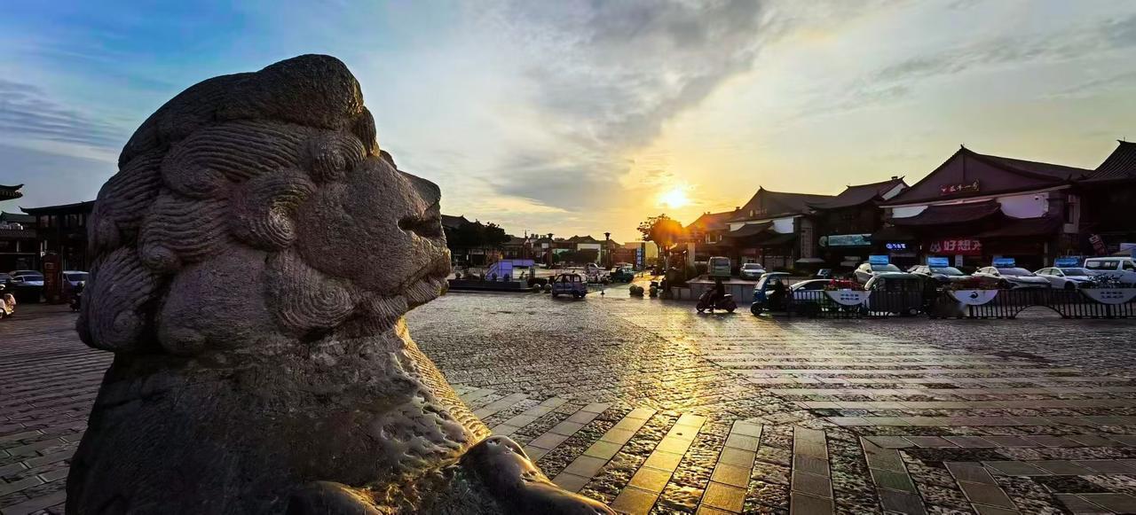 石狮把暮色嚼成碎金，古街在余晖里舒展，每块砖石都盛着光阴的余温。
🌇 落日给石