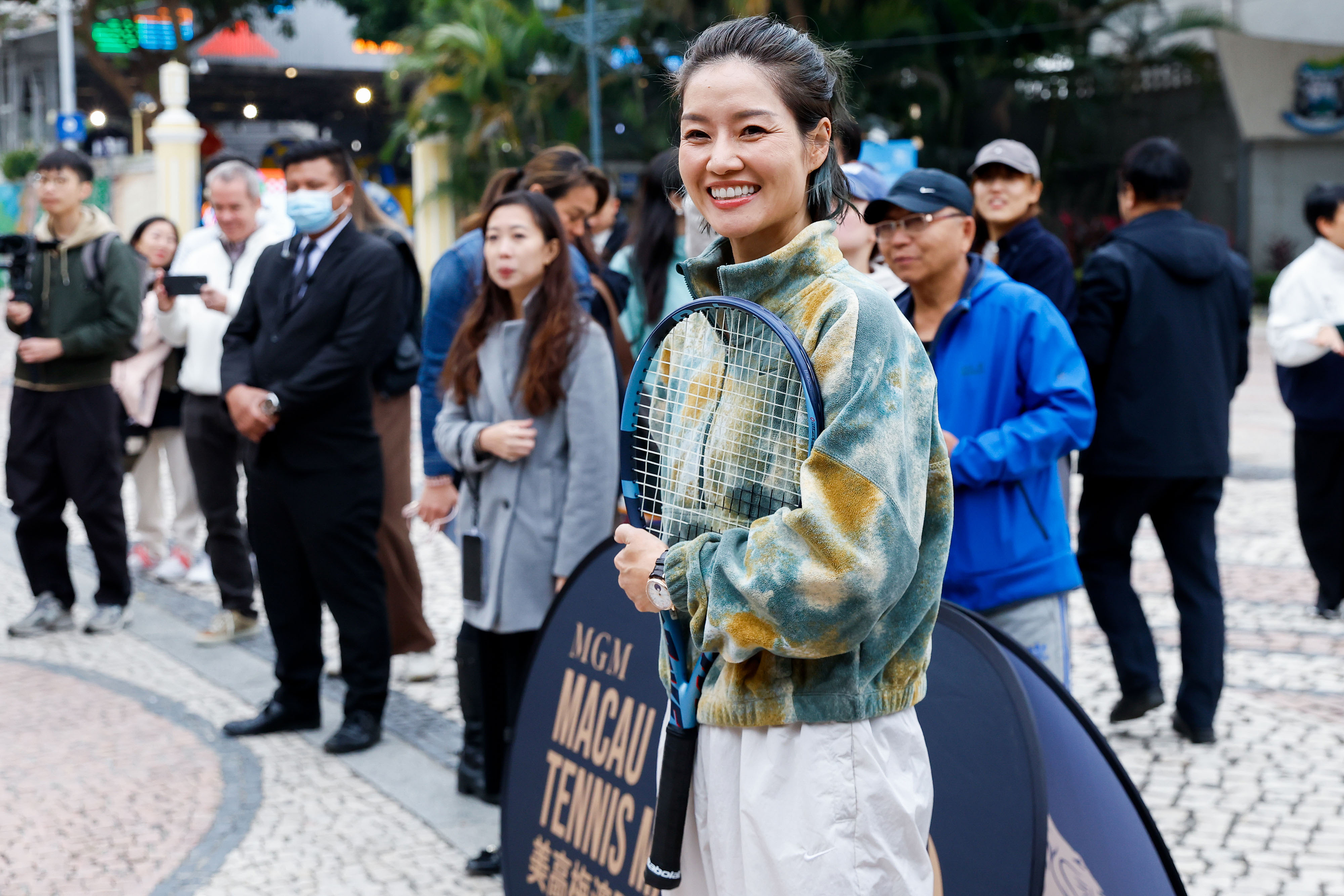 这是什么神仙同框！网坛传奇李娜和体操王子李小鹏，在北京隆福寺一起玩起了传统六艺，