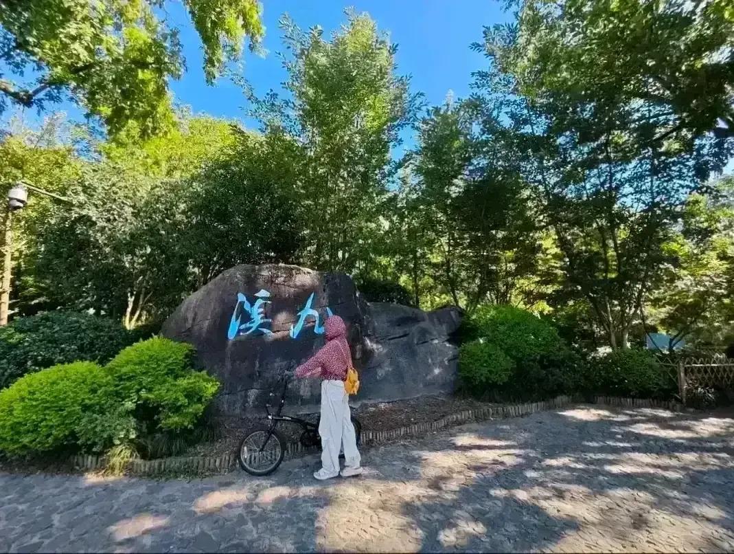 单车旅行，是一种独特而令人向往的旅行方式，它能给我带来很多乐趣：

杭州西湖环游