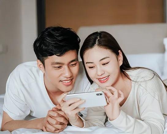年轻人为什么都不愿意生孩子年轻人不愿意生孩子，主要是因为生活压力大。购房、教育、