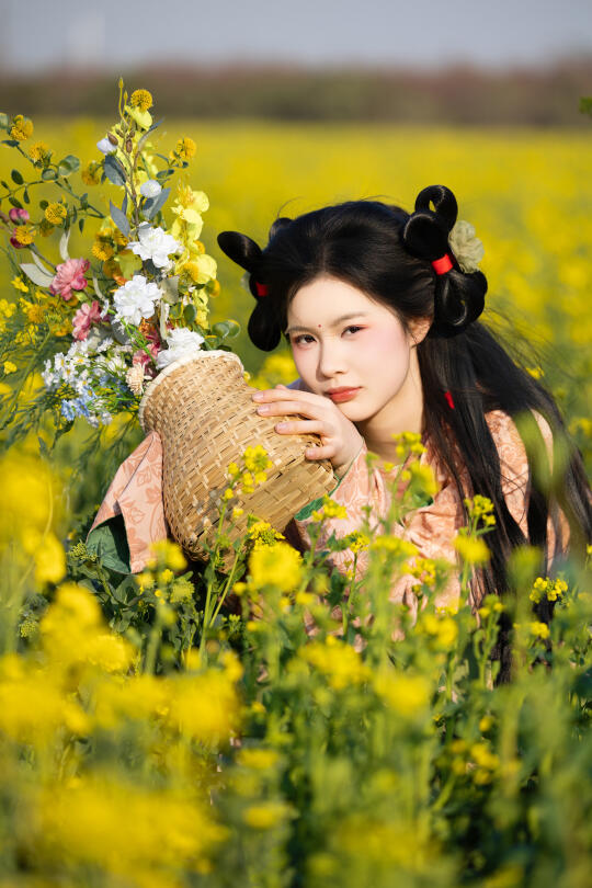不好啦！！小师妹又跑到菜园子里淘气啦