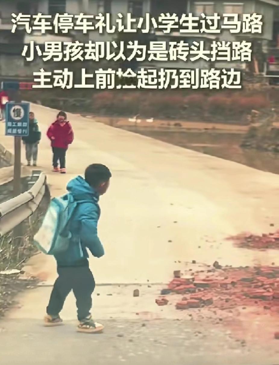 湖南，一女子开车路上，正好遇见学生放学，女子停下车让学生先过，万万没想到，一个小