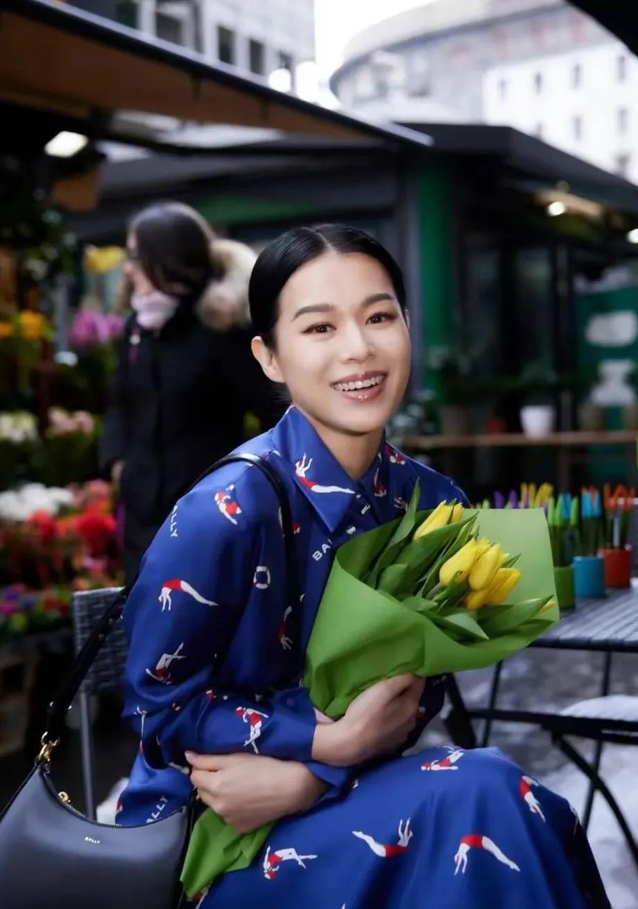 米兰街头
胡杏儿身穿Bally蓝色印花衬衫
搭配同色系半身裙
一身的蓝色
深邃而