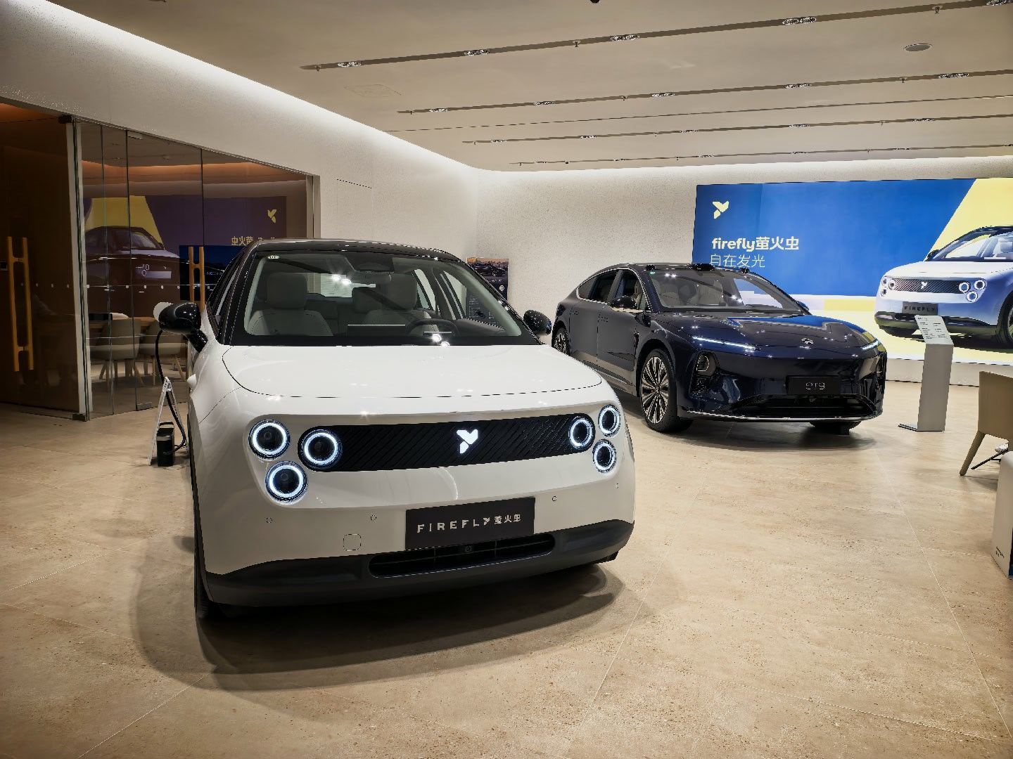 蔚来最小的车萤火虫和最大的车ET9同框。萤火虫卖的很好，ET9还需大力努力啊。 