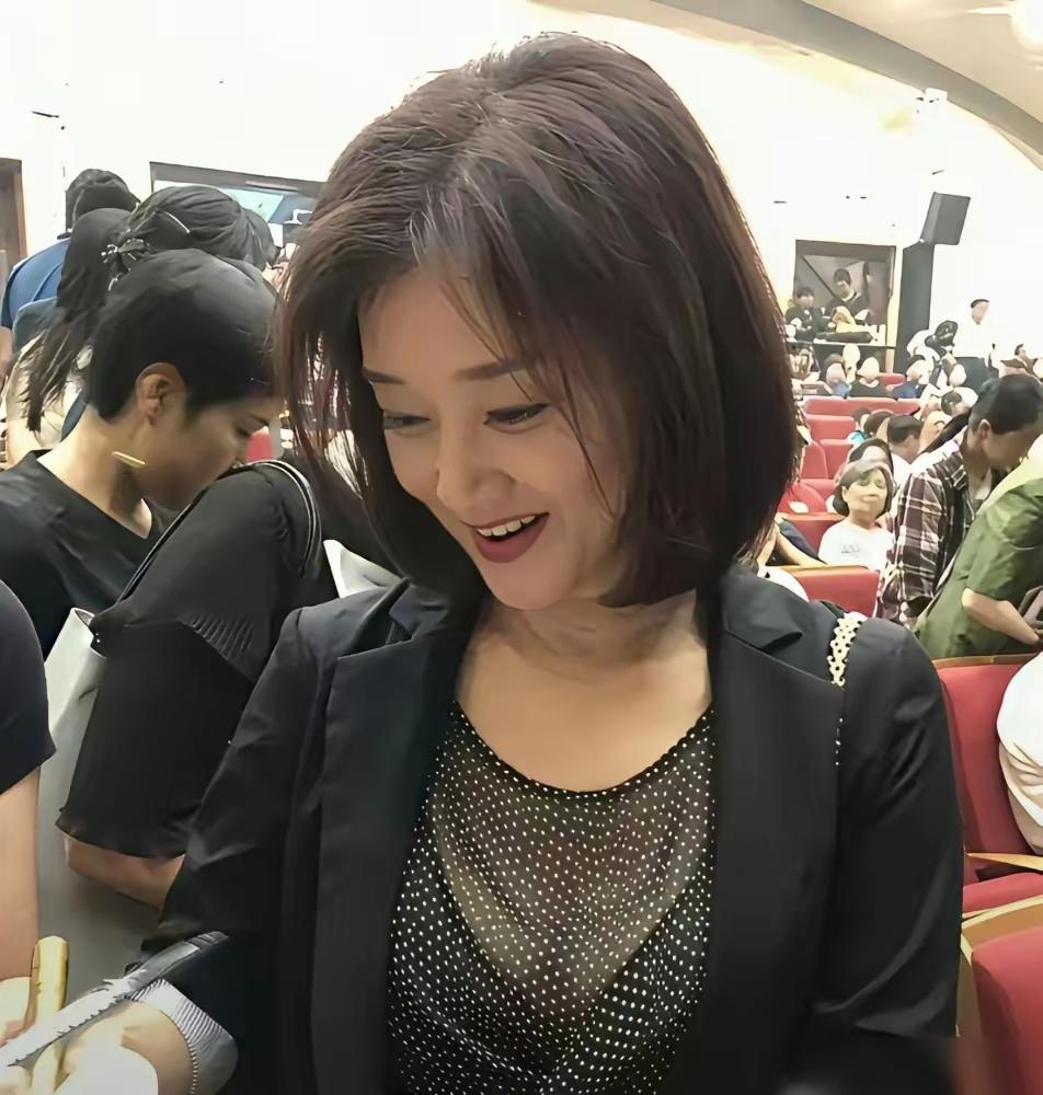 快60的宋祖英，状态好得像40岁，这状态简直绝了！她1990年凭《小背篓》上春晚