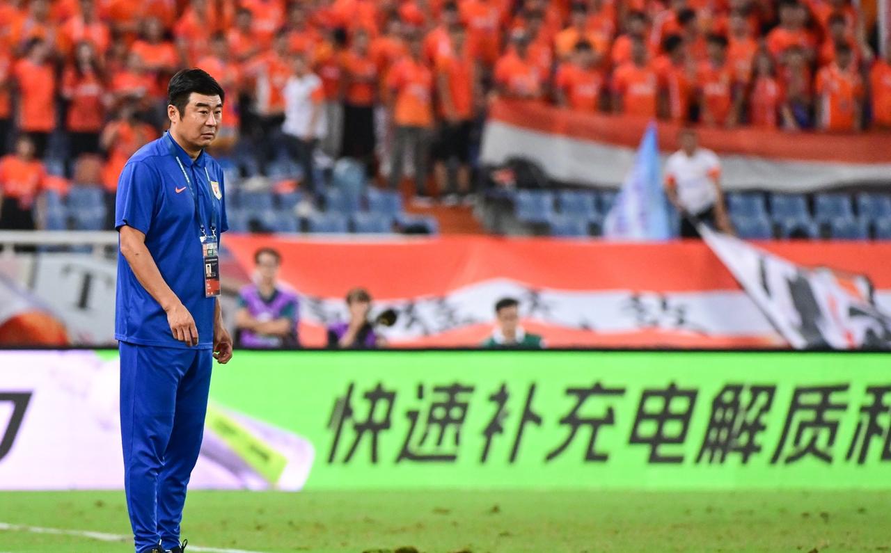 球迷甲：唉，听说今年泰山队的登泰山仪式又黄了？这可是延续了二十多年的传统啊。
