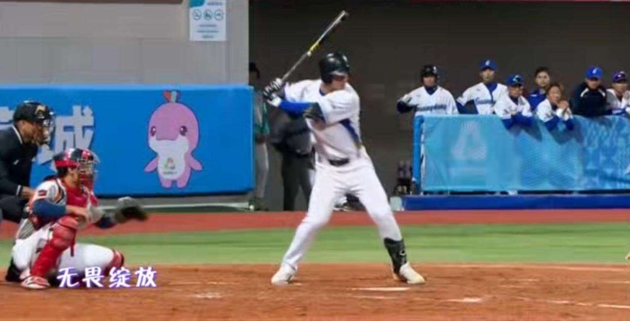 棒球场上，运动员挥棒的瞬间蓄满力量，目光紧盯来球，尽显赛场拼搏的无畏；排球赛场中