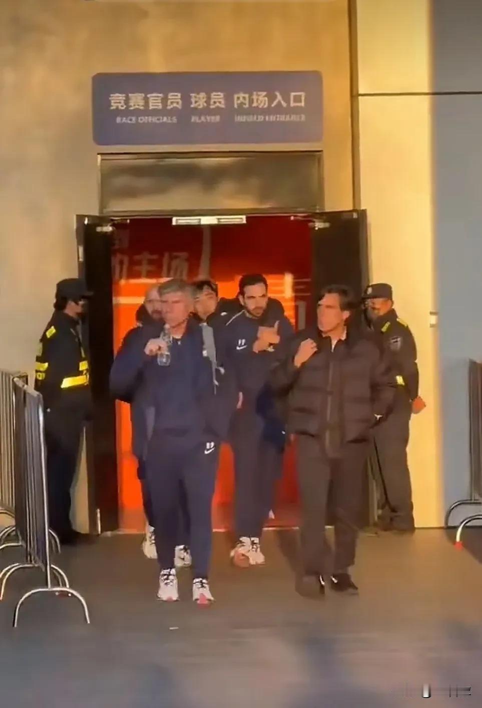 好消息，河南俱乐部彩陶坊队两个好消息！
4日对阵青岛海牛比赛后被抬离球场的黄锐锋