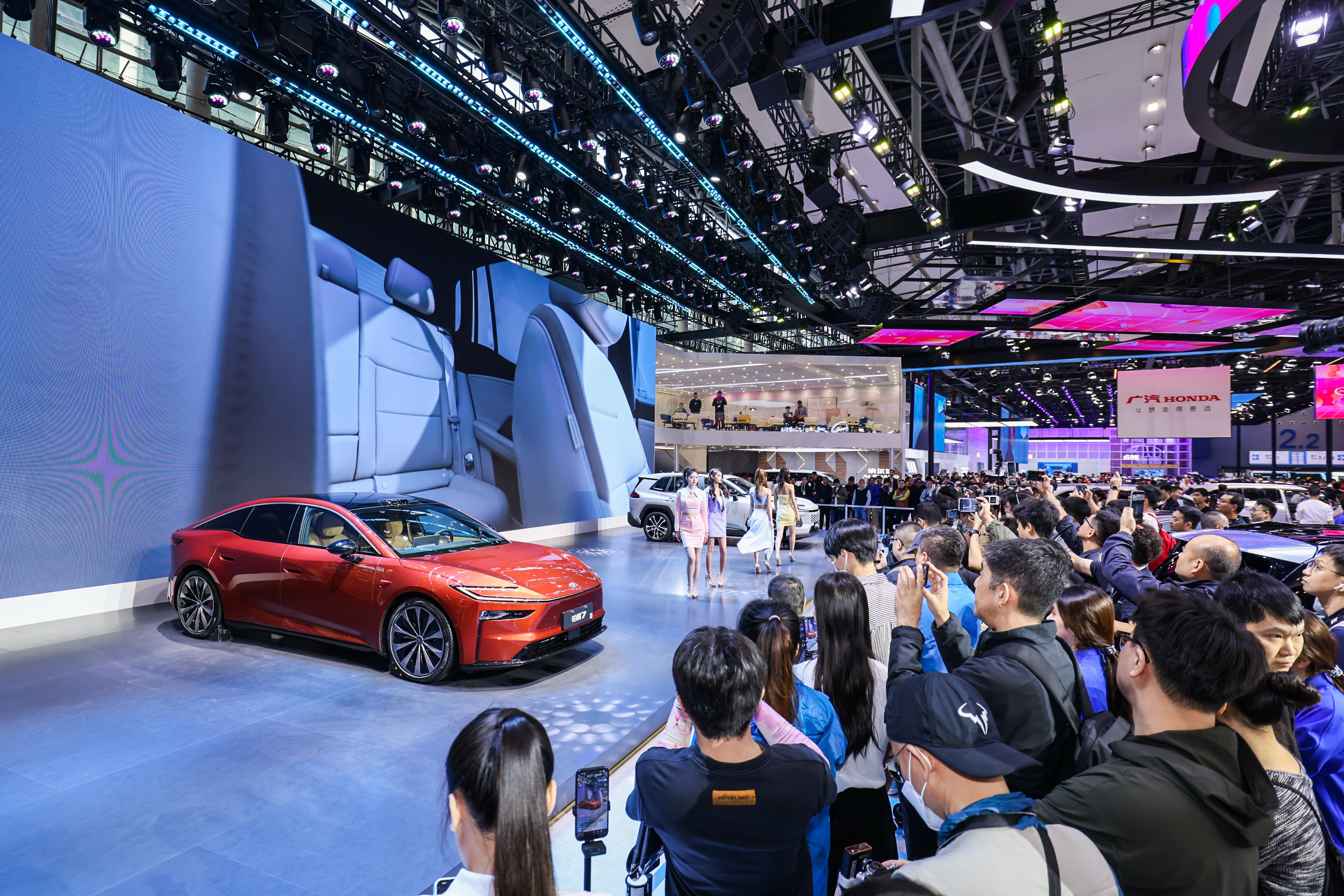 中式豪华的质感，不是堆配置的浮夸，而是把可感知的奢享藏进了每一寸细节里，在广州车