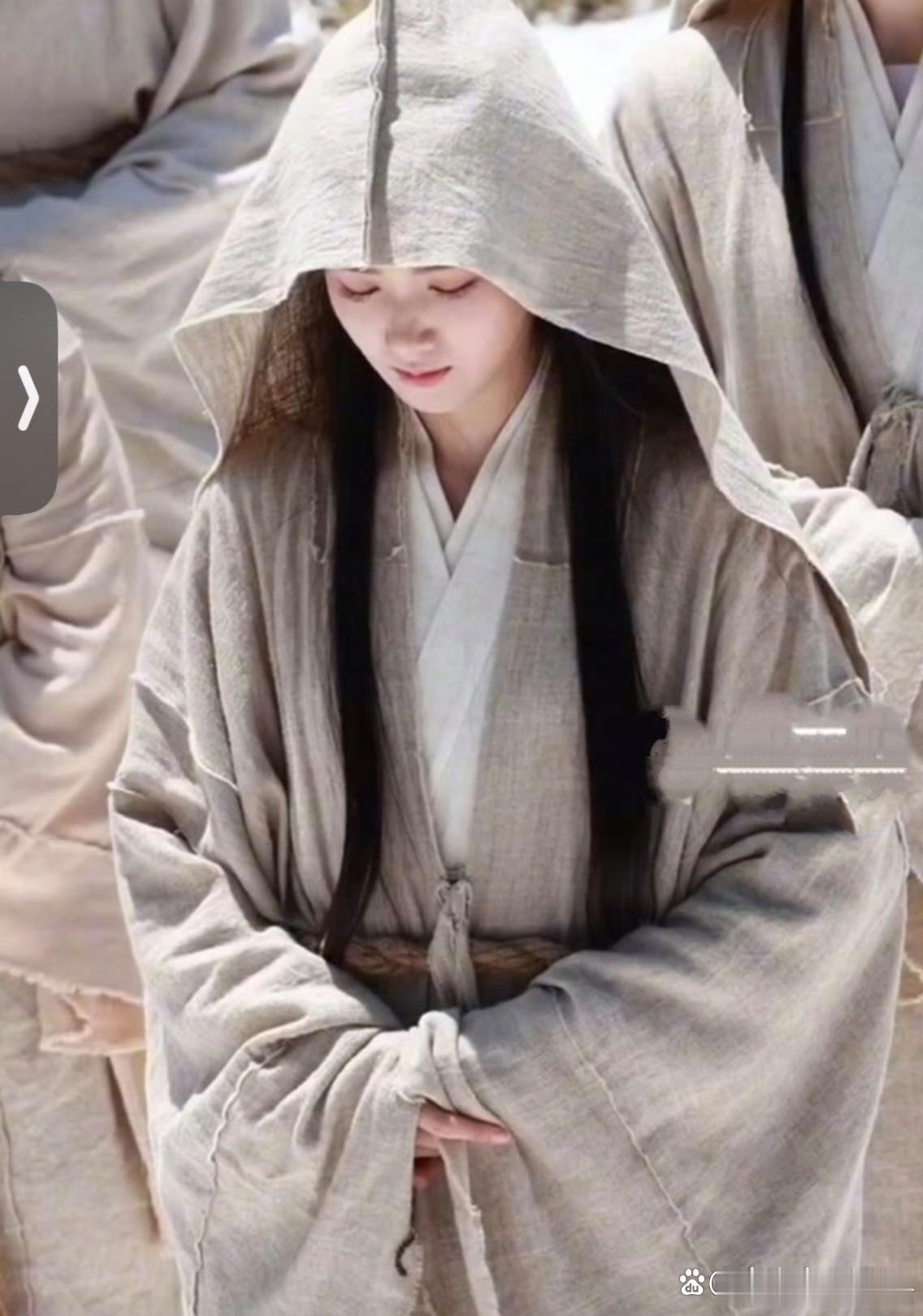 卢昱晓袖口有虫爬出来卢昱晓认真拍戏的视频曝出，意外的是她的袖口有一条黑色的虫子慢