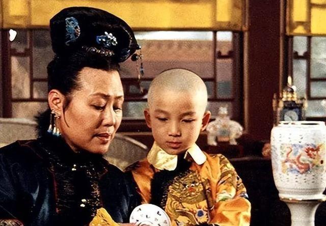 1665年，康熙娶了年仅12岁的赫舍里氏。不料，洞房时已经等不及的赫舍里氏自己扯