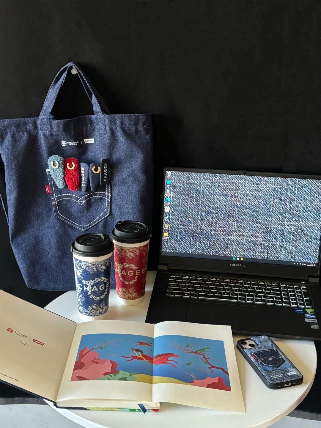 号外！霸王茶姬 & Levi's，周边鲨疯啦