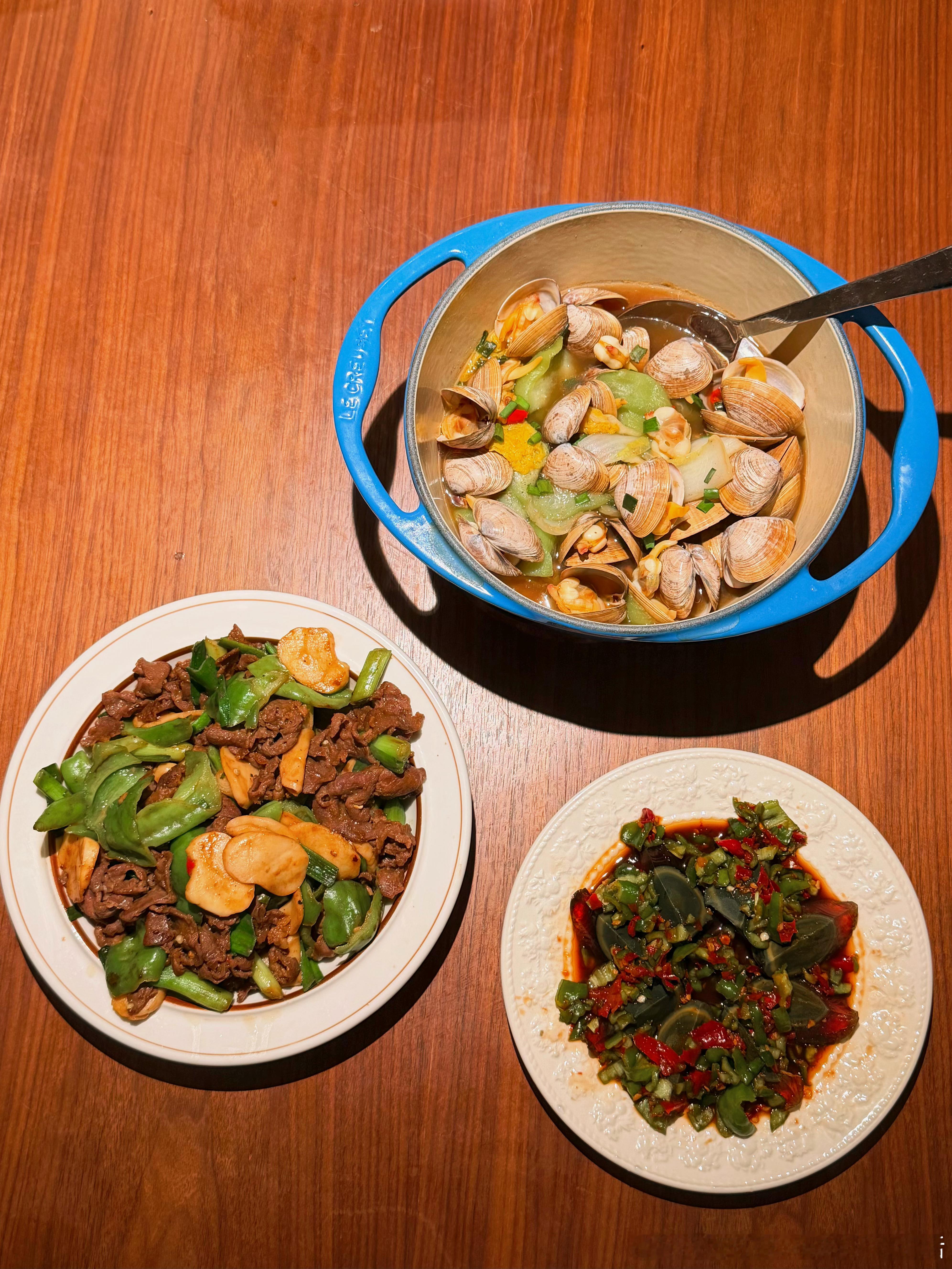 不好好吃饭，怎么会有好身体呢？黄蚬子丝瓜煲，杏鲍菇尖椒牦牛肉，烧椒皮蛋还差一杯西