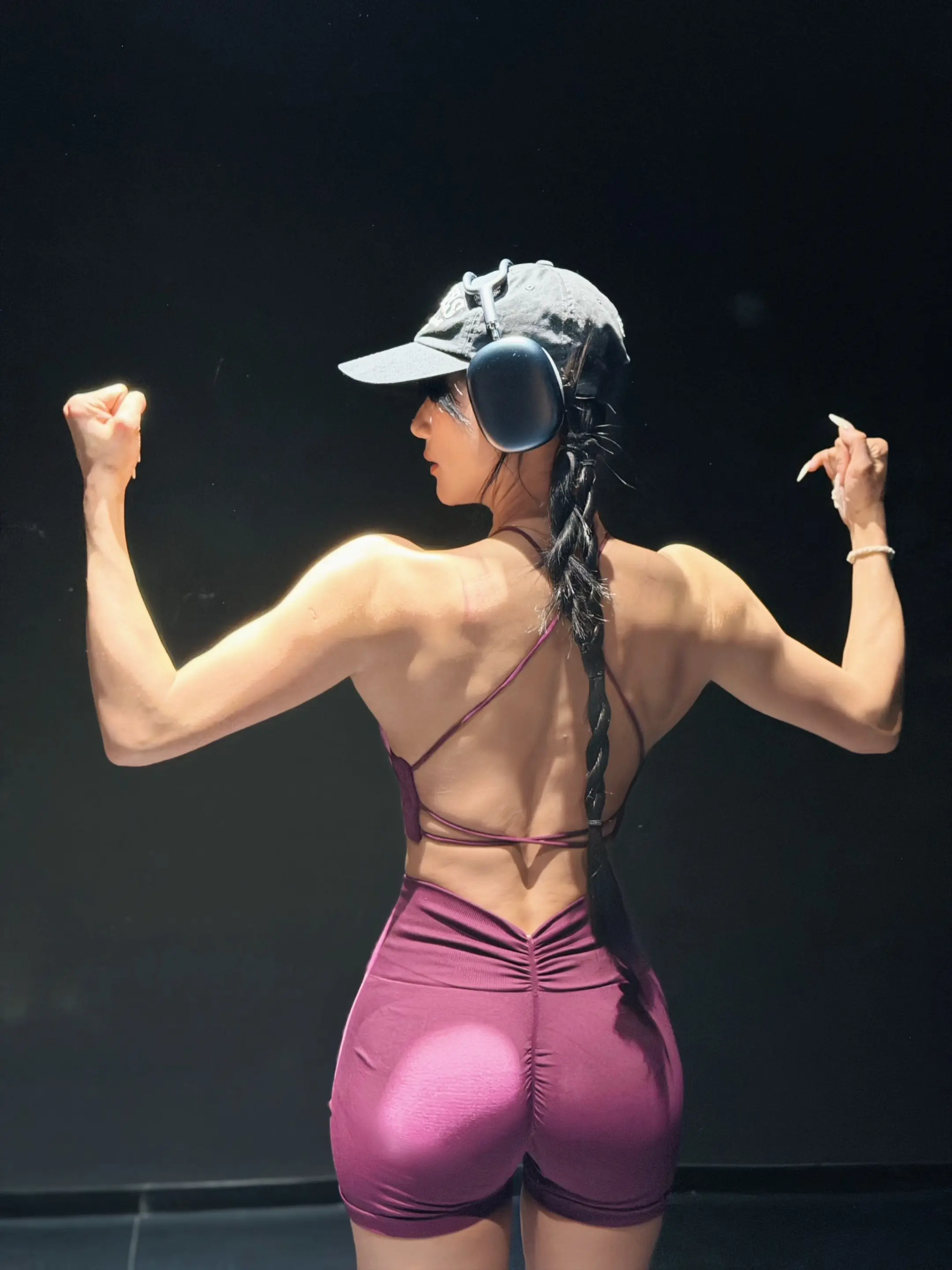 又来自拍房健身了🏋️‍♀️。