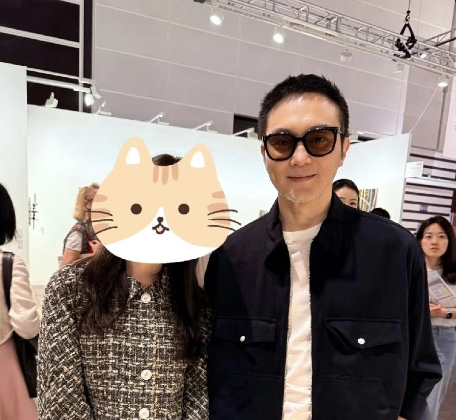 50岁的张智霖明明有一张帅脸，偏偏要留白胡子，让本来很年轻的脸，瞬间老了许多。