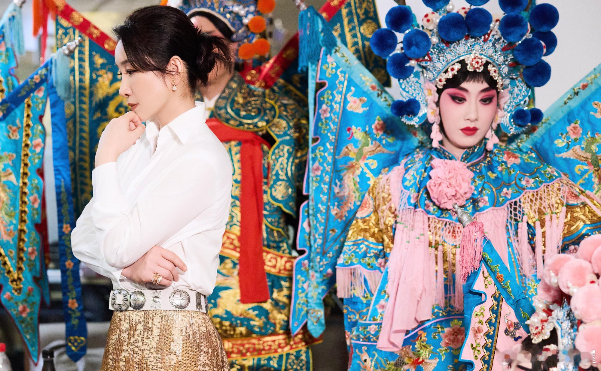 秦海璐耍花枪连转五圈 谁能不被秦海璐的身段折服，行云流水的转圈动作稳到离谱，看得