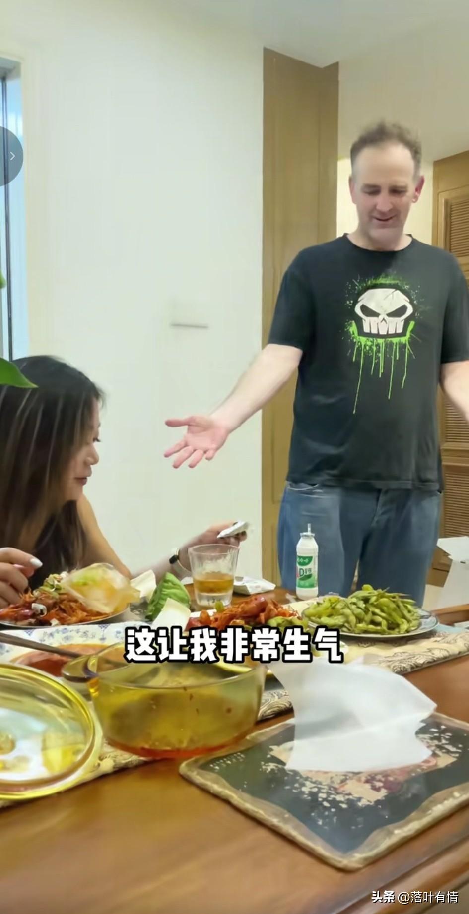 女子20岁出头儿，
嫁给了英国大叔，
如愿以偿的跟老公回到了英国生活，
拿到了英