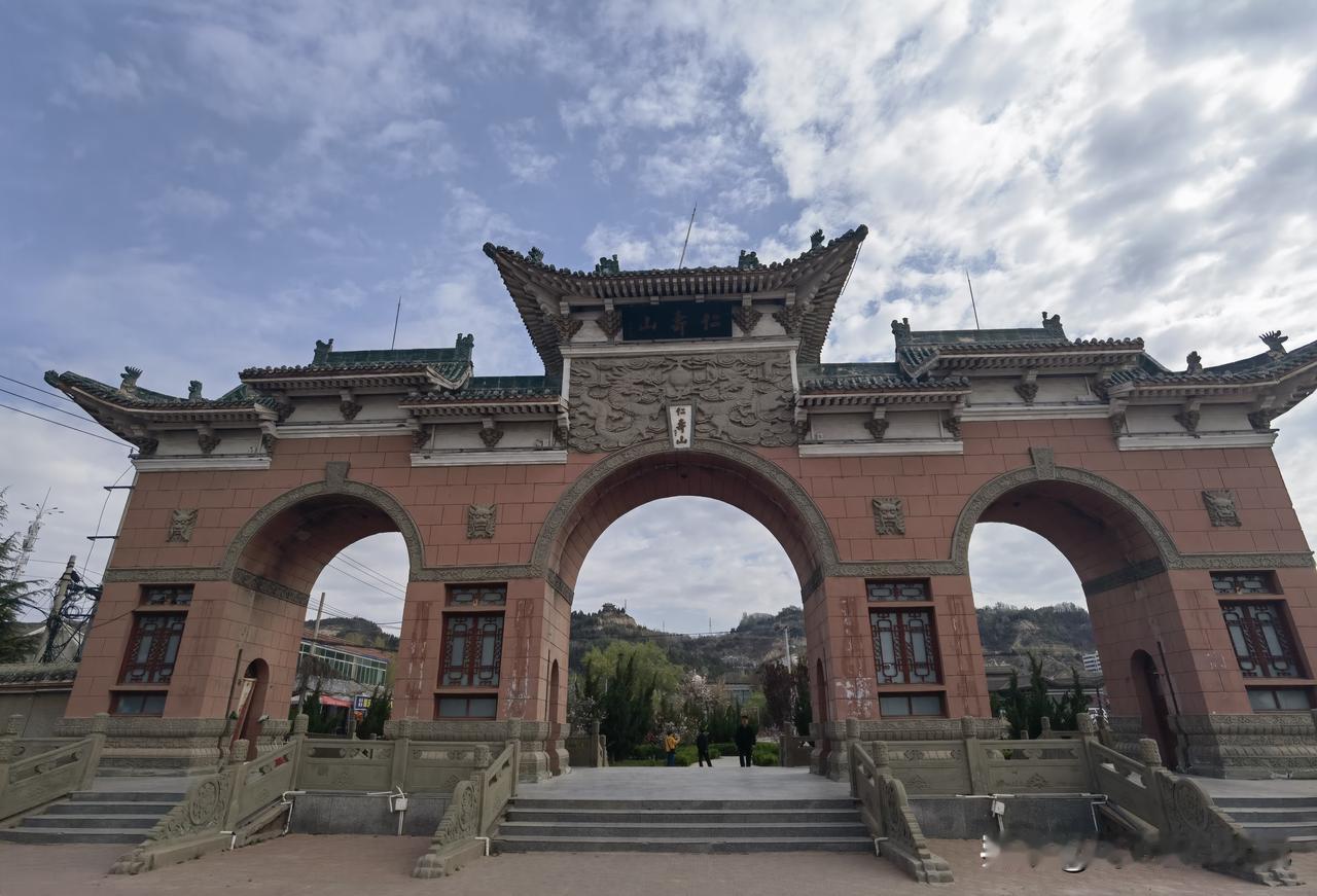 兰州仁寿山：一城烟火，一山仁寿
 
黄河畔，金城间，兰州安宁的仁寿山，藏着近郊最