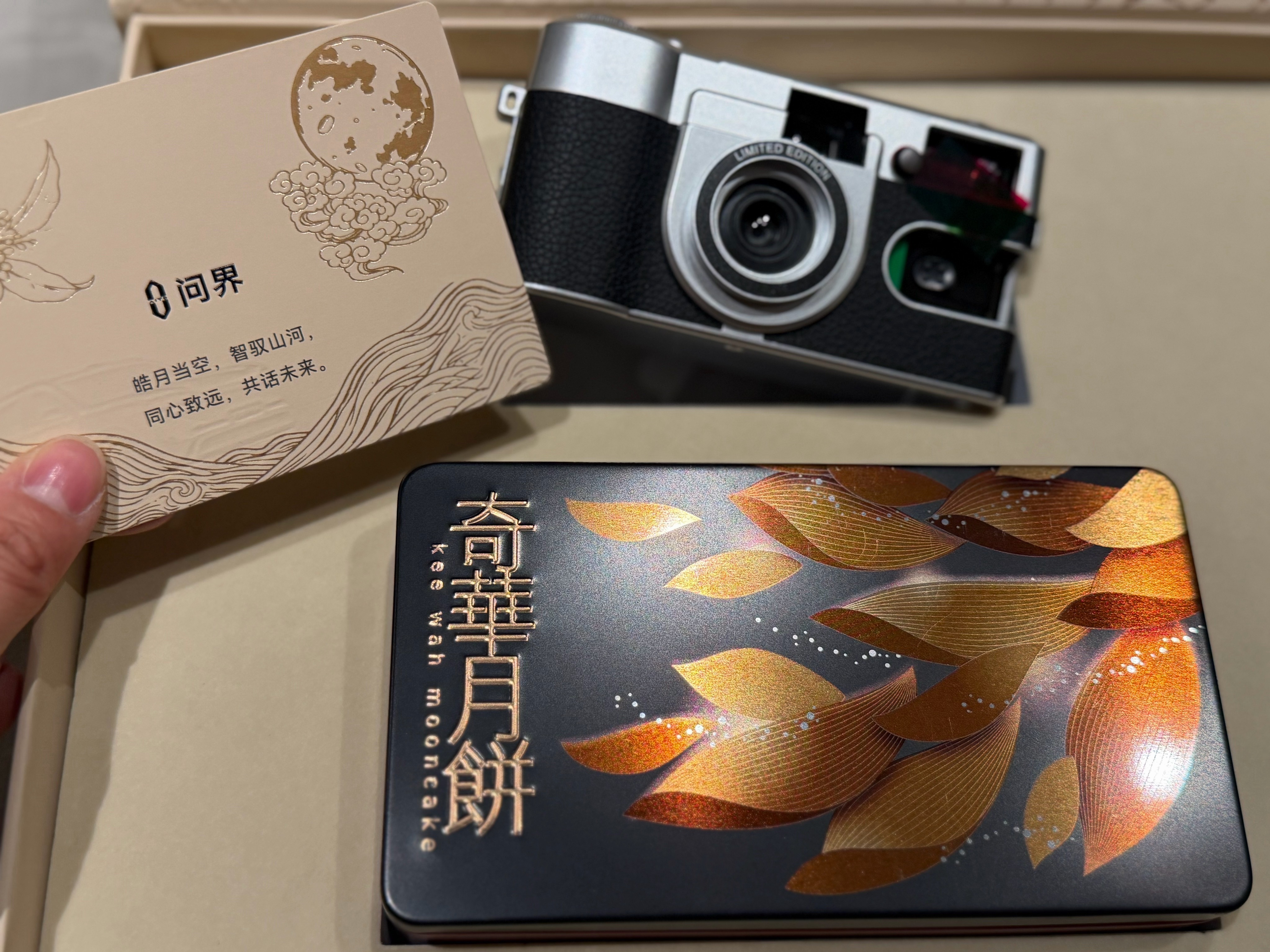收到问界的月饼礼盒啦～超级感谢[心]这个小相机最近好火，让我来研究一下怎么玩[么
