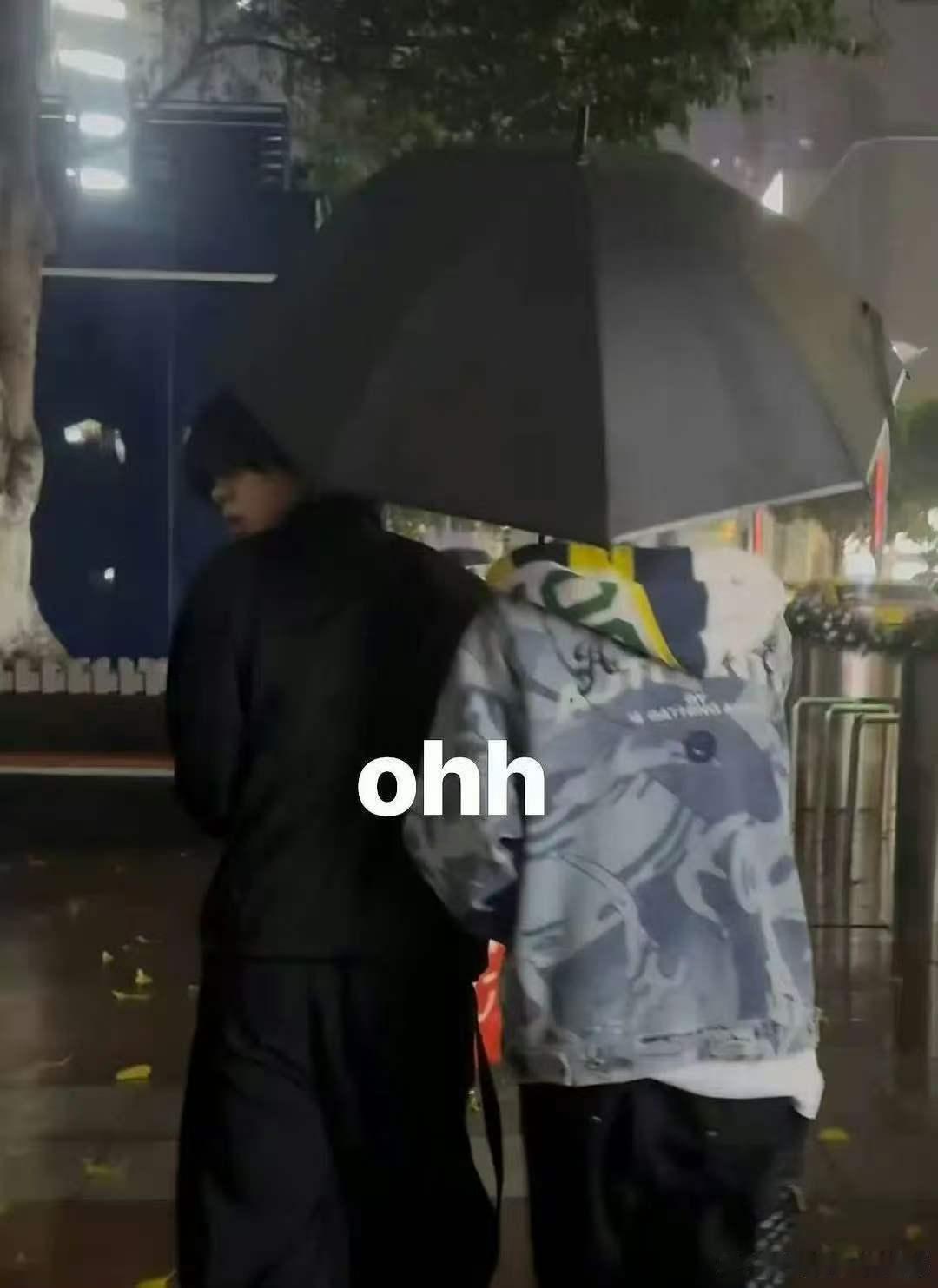 左奇函陈奕恒打伞路透陈奕恒左奇函打伞路透 左奇函陈奕恒打伞路透  好想像肘击一样