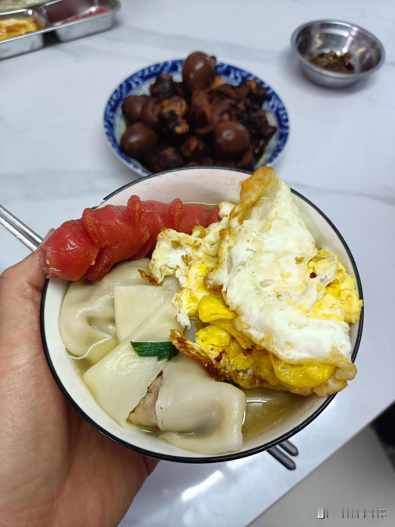 下班回来有惊喜。宝贝第一次给我煮饺子，还煎了鸡蛋和火腿肠。