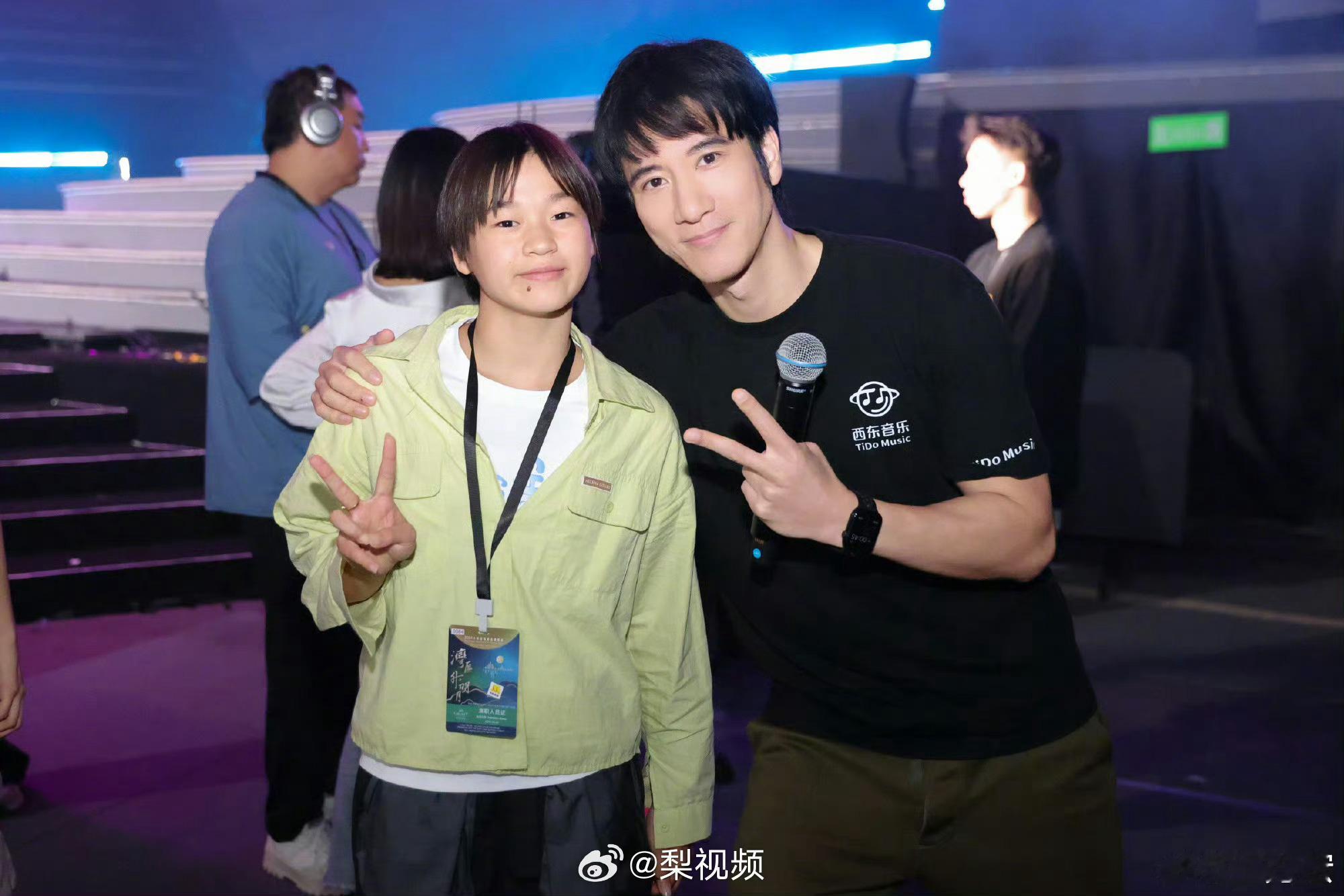 #成龙离场特意摸了摸全红婵的头#哈哈哈哈哈全红婵好招人喜欢，成龙大哥摸头，王力宏