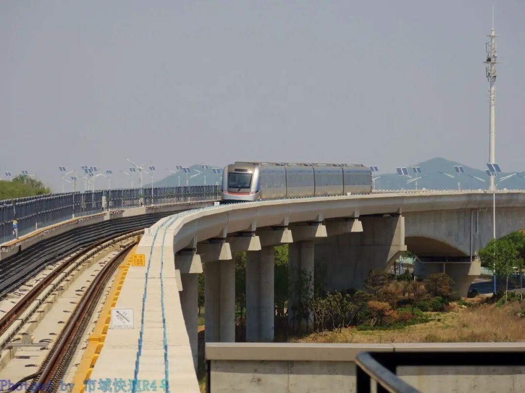 青岛地铁现己开通西海岸、蓝谷两条高架云轨快线，青岛地铁8号线既能穿越海底80米深