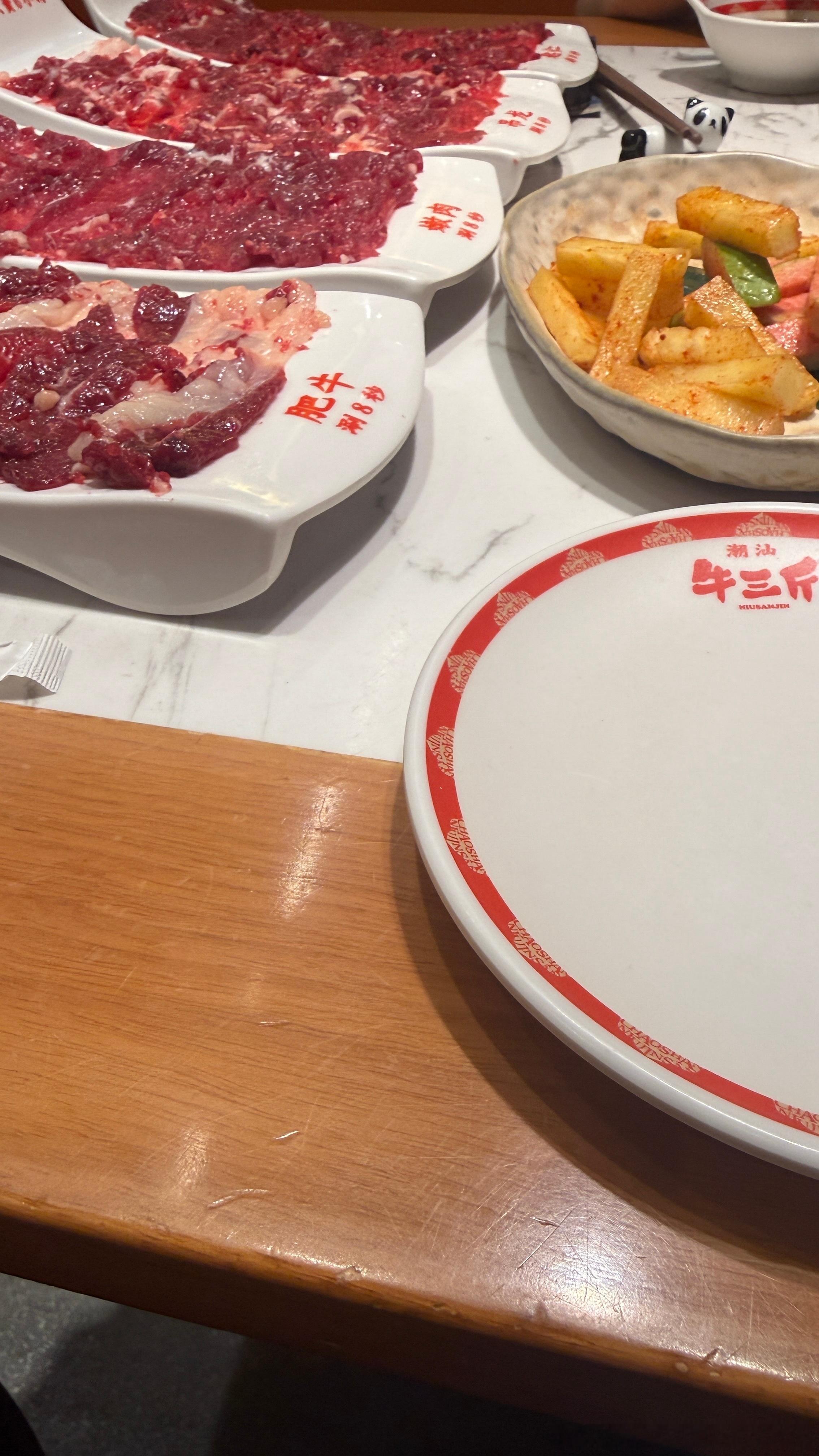 中午吃个饭和同学 人均一百多的，隔壁桌两个男的，说起来： 我两个华为一个小米！ 