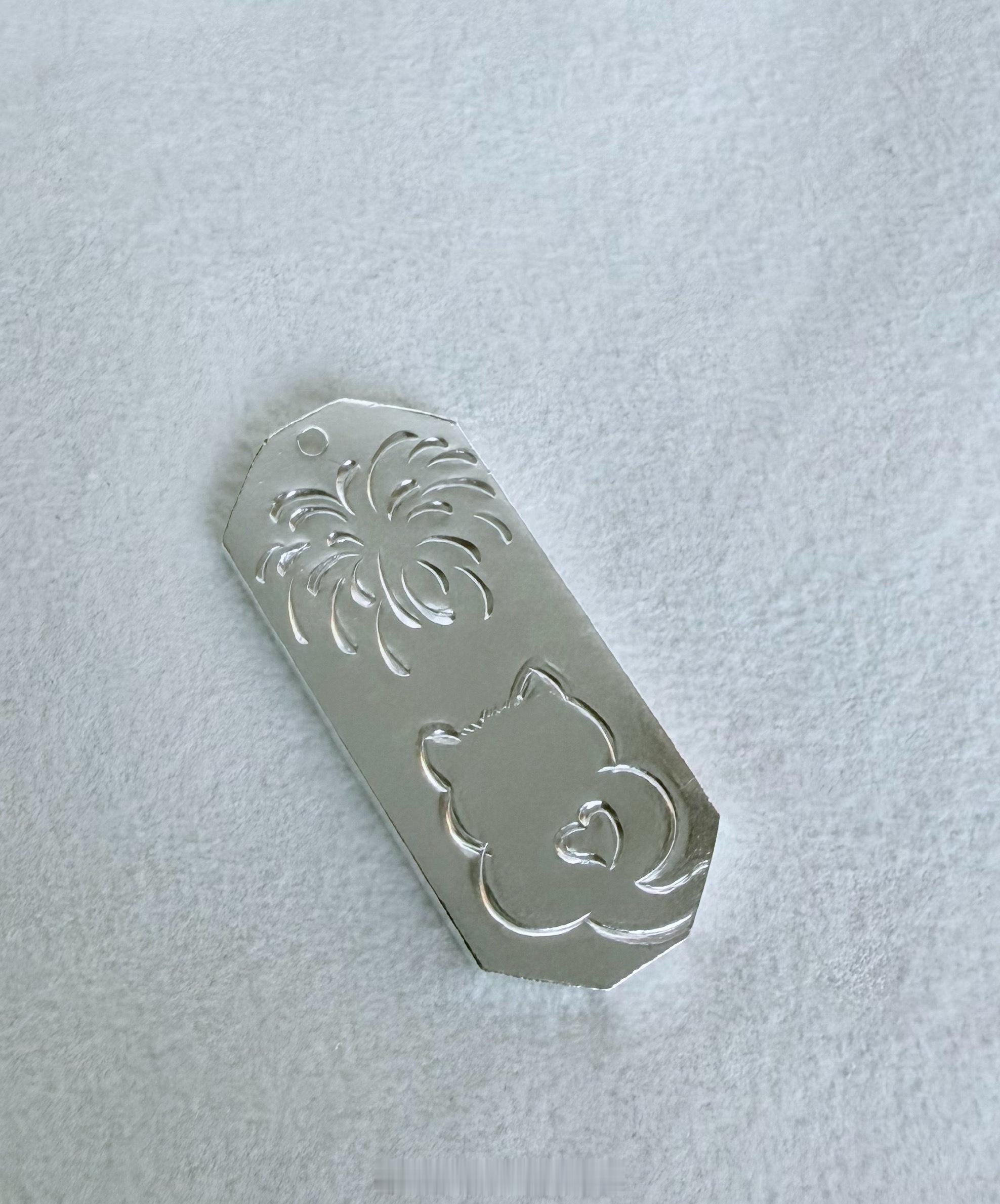 上一枚双面錾刻牌子，正面是两朵玫瑰，背面是烟花下的小猫。打完花的时候我在想用什么