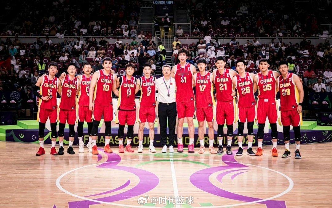 中国男篮亚军一分惜败澳大利亚队，中国男篮夺得亚军，谁也没想到缺少周琦、杨瀚森等主