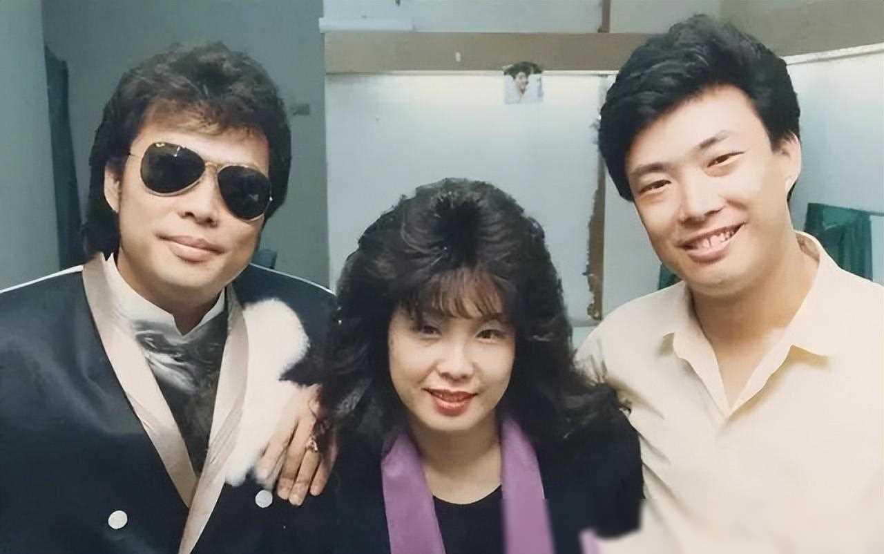 虽然费玉清未婚无子，但他依旧积累了高达20亿元的财富。如今的他，身边只有一条陪伴