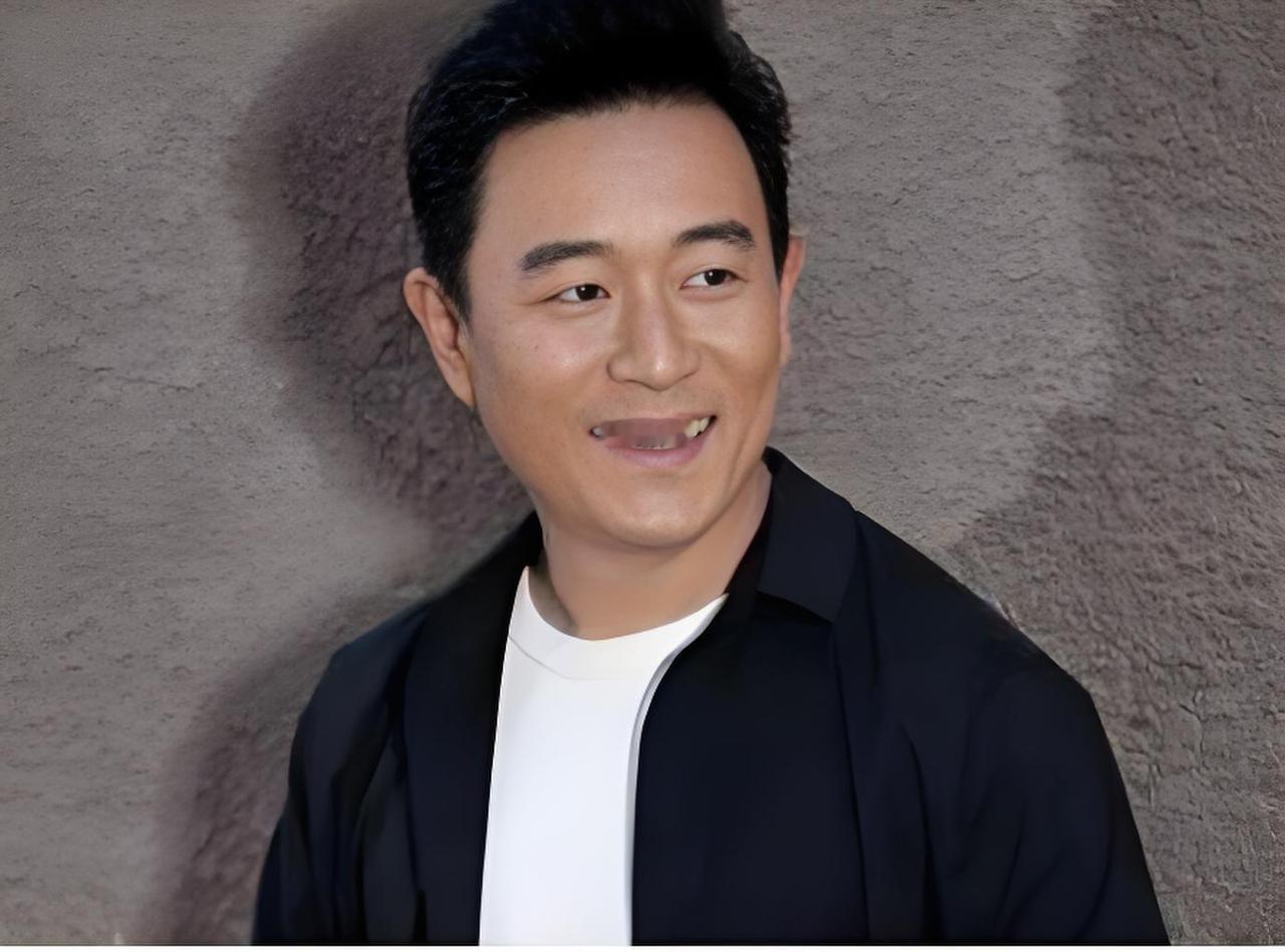 还有谁还记得歌手谷峰？他的嗓音慵懒醇厚，天生带着爵士质感，早年一首《你的选择》给