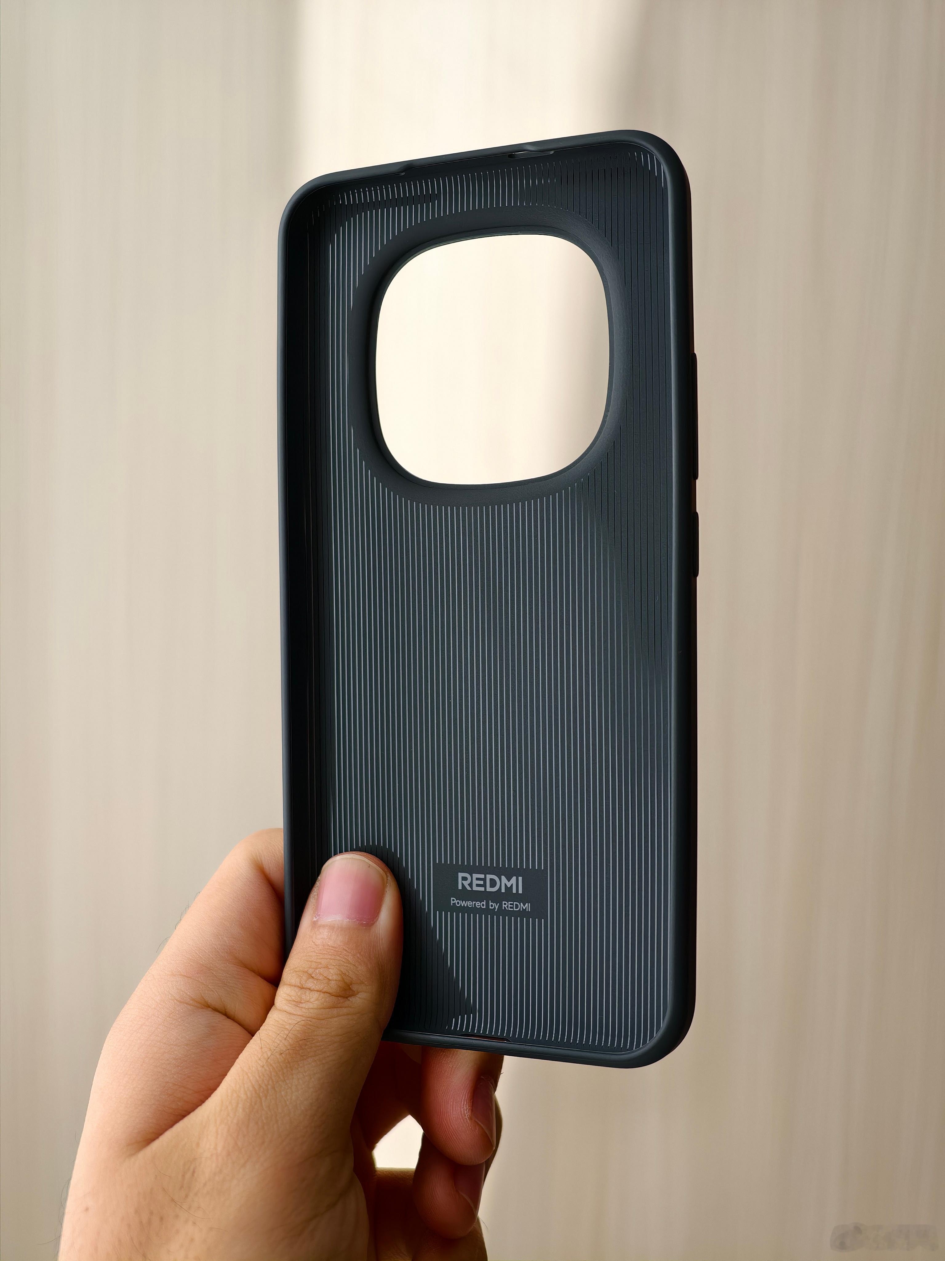 Redmi Note15 Pro+配的壳也蛮不错，2025年了，后面不希望看见还