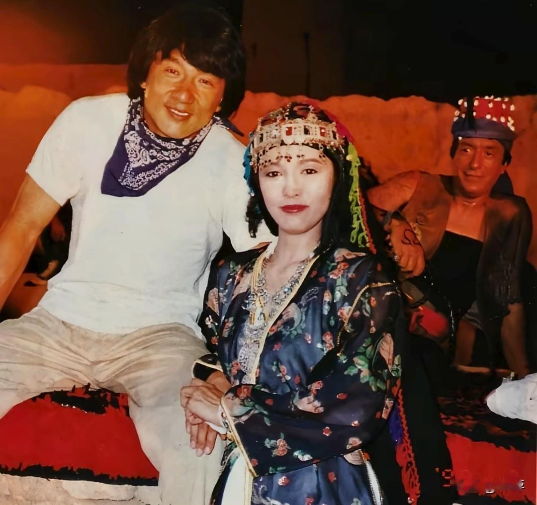 1991年成龙经典动作冒险片《飞鹰计划》的海外片场，画面里是功夫巨星成龙与实力派