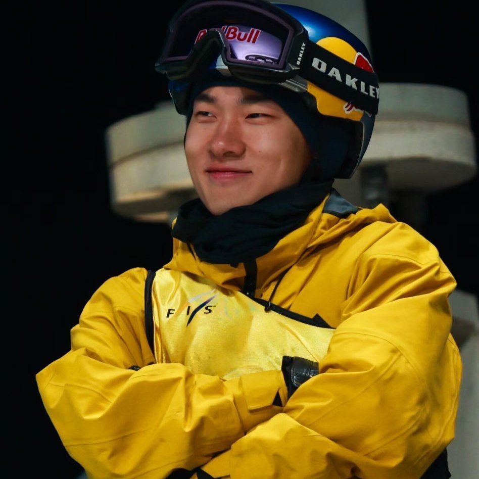 从热爱到巅峰，苏翊鸣用坚持与拼搏惊艳世界。雪板为翼，乘风而上，少年意气风发，用实