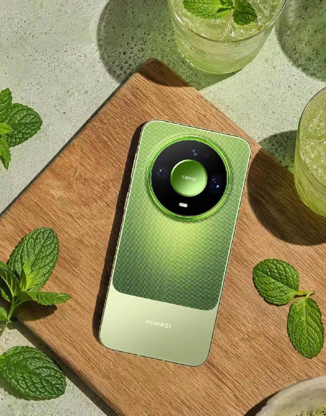华为 Mate 90 系列居然还没有官宣，感觉在网上已经看到好几组疑似官方视觉图